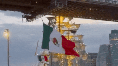  Mexican naval vessel hits New York's Brooklyn Bridge