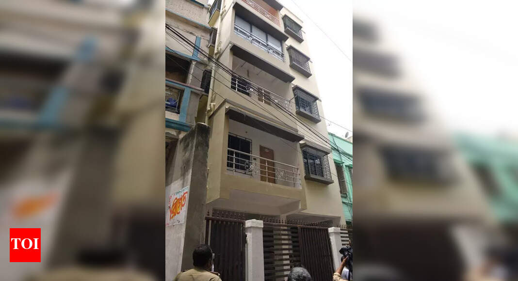 Elderly Man Dies After Falling from Balcony in Kolkata