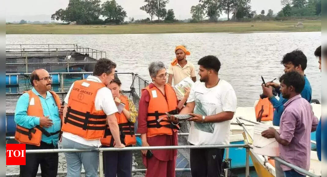 World Bank Team Inspects Cage Culture Activities in Hazaribag