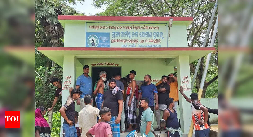 Villagers Protest Water Crisis in Kendrapada District