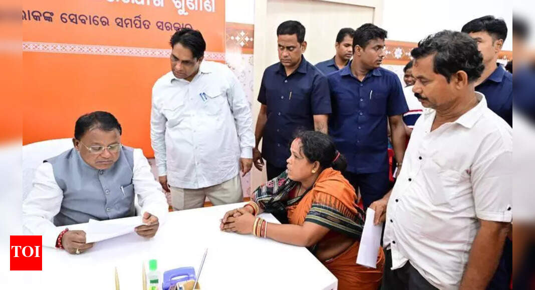 Chief Minister Addresses Citizens in Grievance Hearing