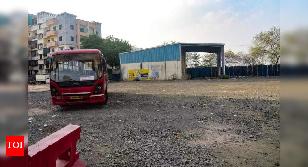 Open Space Near Metro Station Turns Into Night-Time Drinking Hub