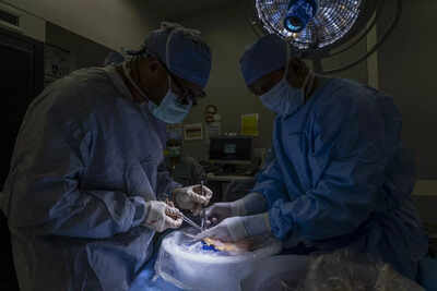California surgeons perform first human bladder transplant