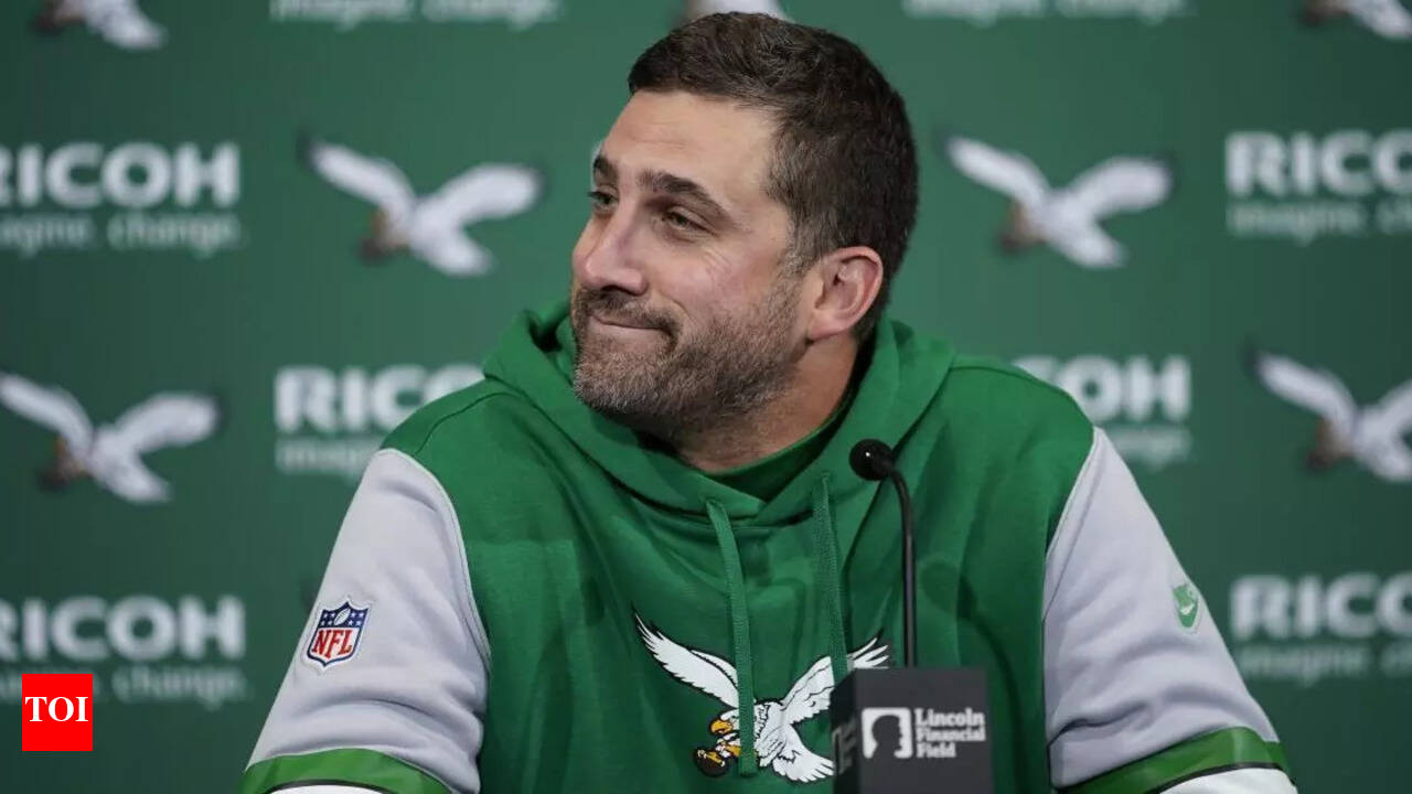 The Eagles officially shake up their struggling offense, turning to a fresh voice on the headset as they fight to regain momentum in a crucial Week 13 showdown against Chicago.D