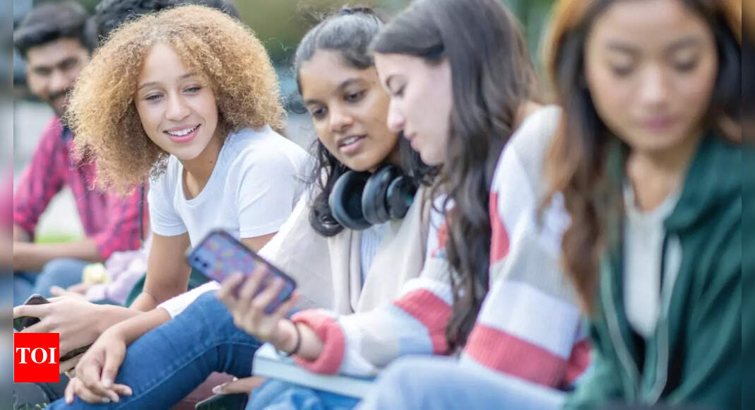 UK Study: Young People's Mixed Feelings About Internet