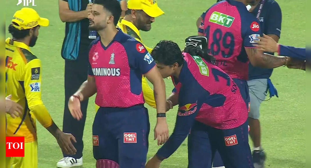 14 वर्षीय सनसनी के बाद इंटरनेट प्रतिक्रिया करता है IPL Vaibhav Suryavanshi Ms Shoni के पैरों को छूता है क्रिस्टेट समाचार