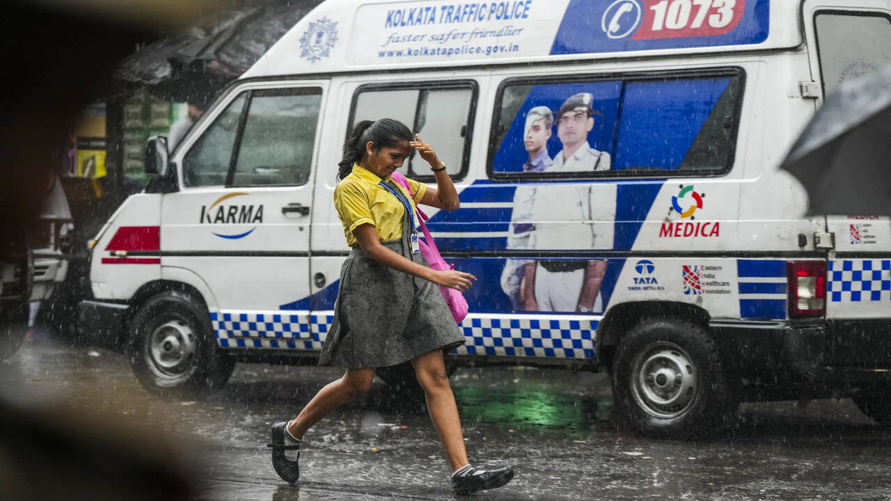 பள்ளி விடுமுறை: பெங்களூரு, தமிழ் நாடு, கேரளா, புனே, மேற்கு வங்காளத்தில் கனமழை எச்சரிக்கை: பள்ளிகள் மூடப்படுமா?