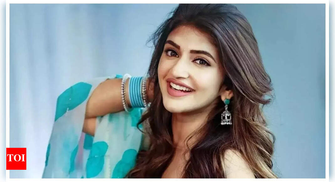 वह इस तथ्य पर प्रतिक्रिया व्यक्त करती है कि उसे बॉलीवुड में अपनी बड़ी शुरुआत के सामने “नेक्स्ट बिग थिंग” कहा जाता है: “मेरे दर्शकों और मेरे बीच एक प्रेम कहानी है” | वह इस तथ्य पर प्रतिक्रिया व्यक्त करती है कि उसे बॉलीवुड में अपनी बड़ी शुरुआत के सामने “नेक्स्ट बिग थिंग” कहा जाता है: “मेरे दर्शकों और मेरे बीच एक प्रेम कहानी है” |