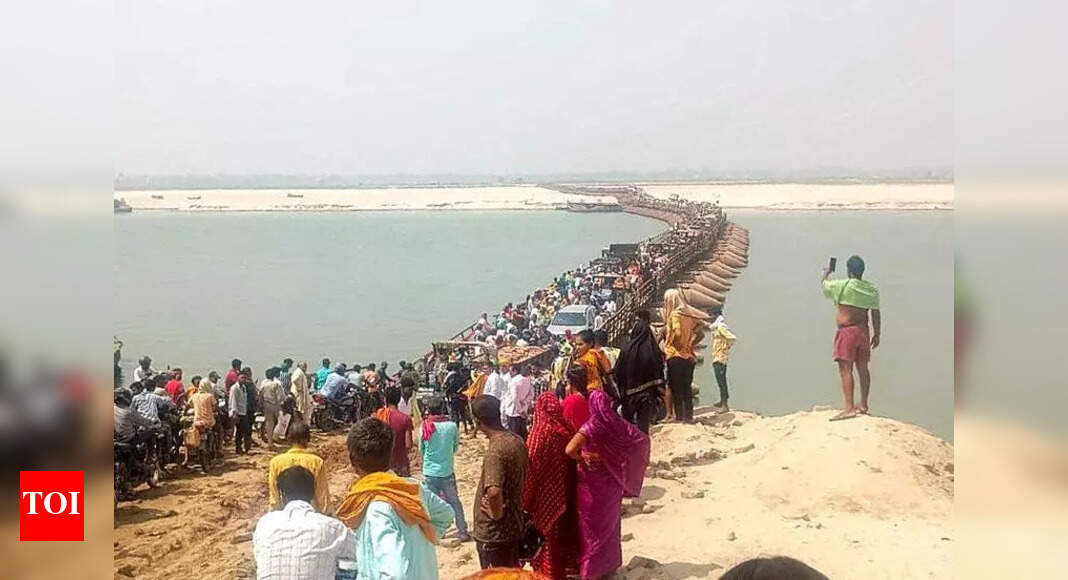 Danapur Residents Risk Lives Crossing Dilapidated Bridge