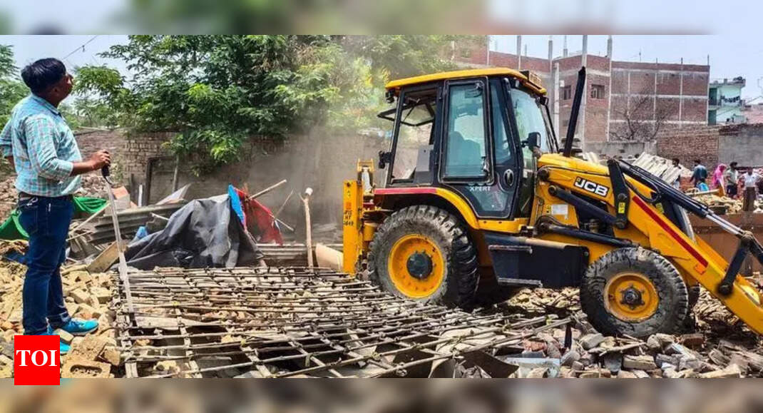 Noida Authorities Reclaim Government Land from Squatters