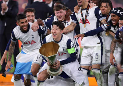 Son Heung-Min of Tottenham Hotspur lifts the UEFA Europa League trophy after his team's victory. (Getty Images) Tottenham Hotspur beat Manchester United 1-0 to end 17-year trophy drought with Europa League glory