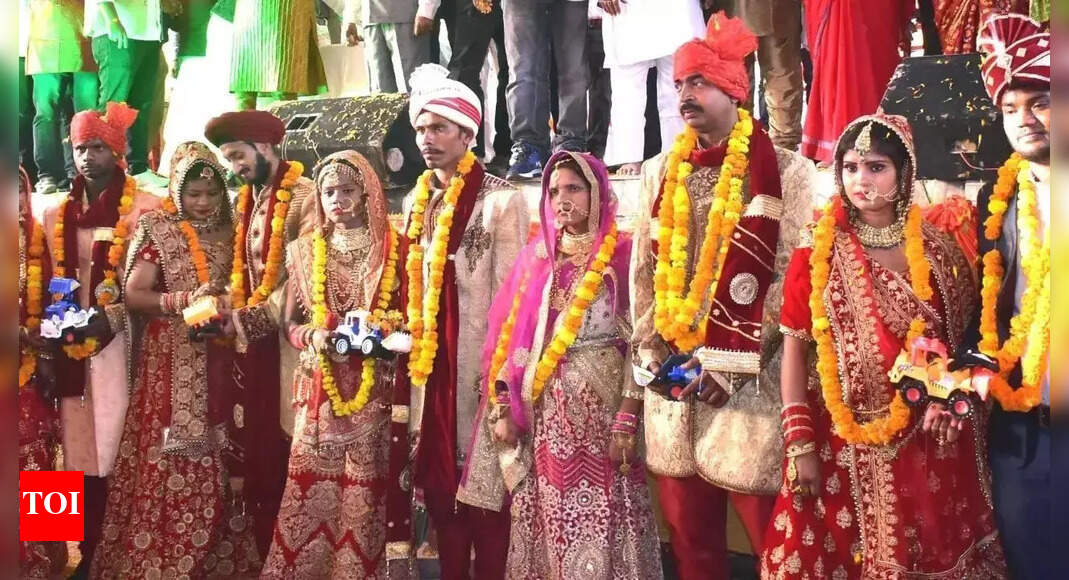 24 Couples Wed in Karnataka's Free Mass Wedding