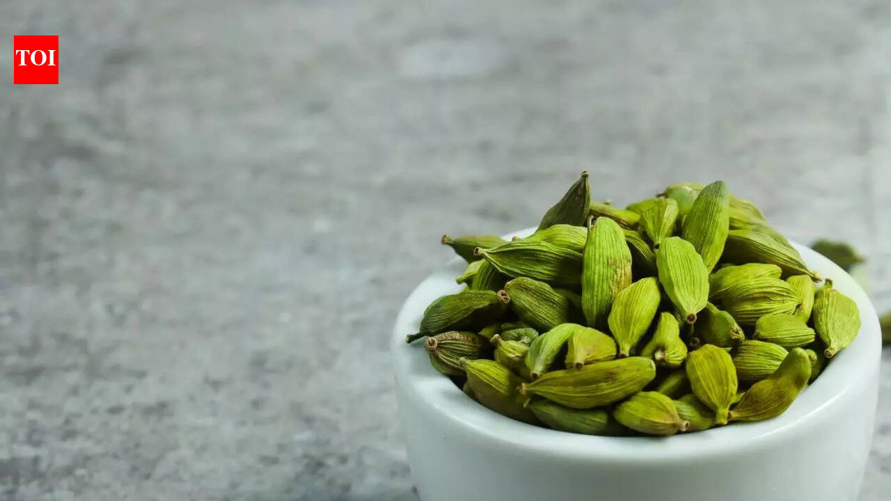 Cardamom Benefits: Lesser known benefits of chewing Cardamom after meals