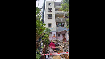 After collapse, bldg residents seek shelter from KDMC
