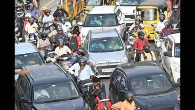 Traffic congestion worsens along taramani to madhya kailash stretch