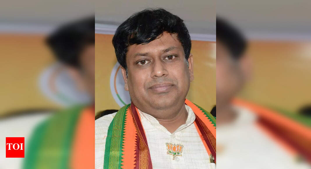 EC Probes Complaint Against BJP Leader’s Wife Over Voter IDs