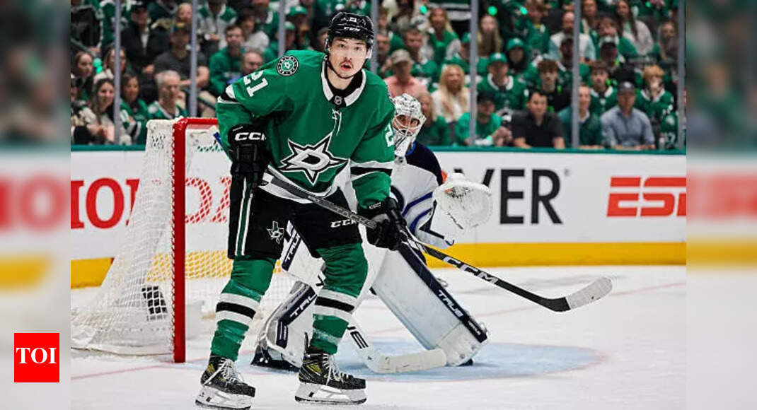 Jason Robertson: Balancing Hockey Stardom with Personal Privacy