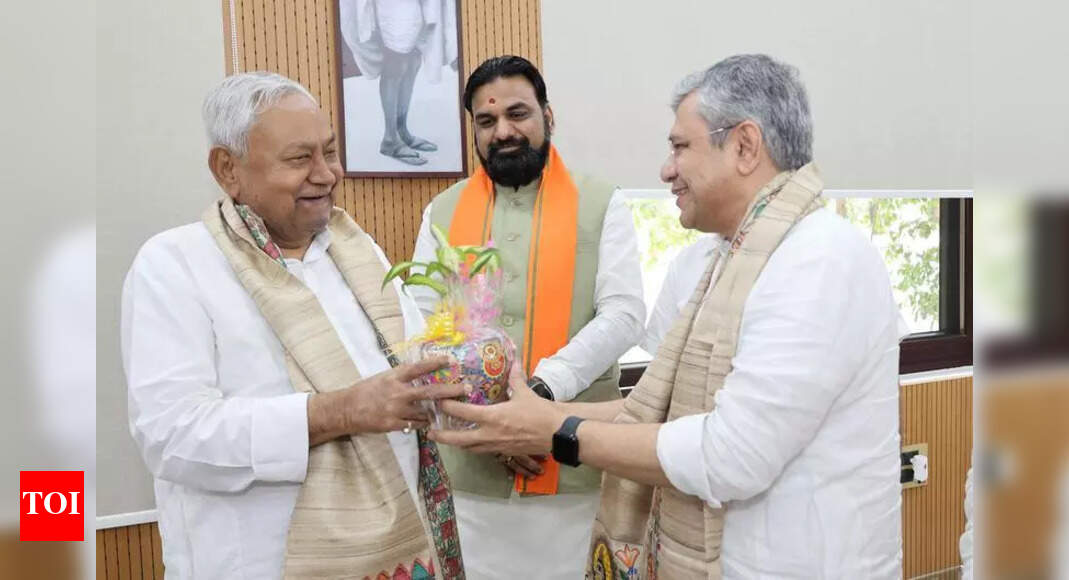 Railway Minister Vaishnaw Meets Nitish, Announces Railway Projects