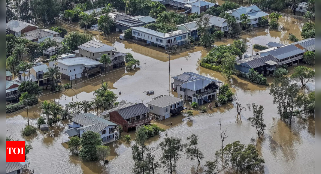Thousands remain isolated as floods ease in eastern Australia