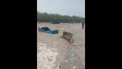 Flash flood in Nandhaur river halts mining in Haldwani, no casualties reported