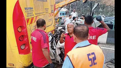 Teenager, aunt killed, 5 injured in E-way pile-up