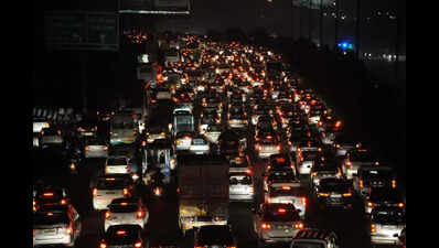 After storm choked eway for 3 hours, Noida DCP served a notice, ACP suspended