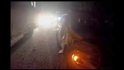 Truck rams into police cars at Peddashapur, constable dies | Hyderabad ...