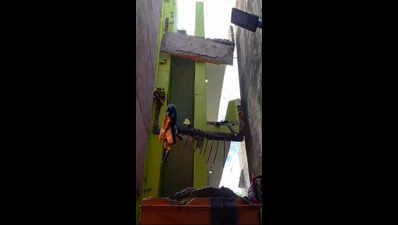 Balcony collapse injures 3 of family