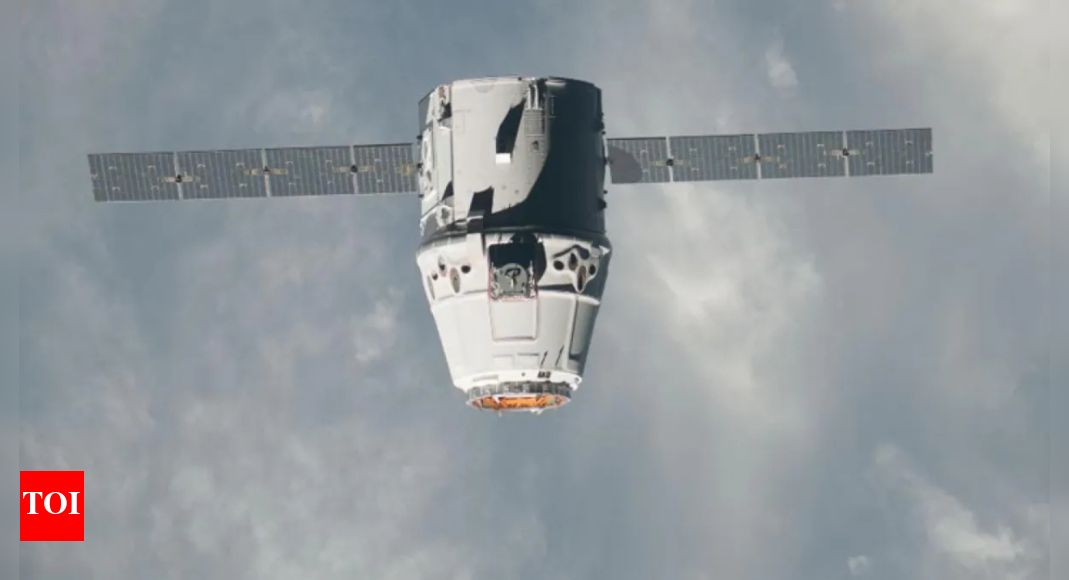 SpaceX Dragon returns to Earth, triggers sonic boom in Southern California | - The Times of India