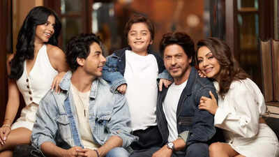  Photographer Avinash Gowariker clarifies Aryan's laugh in family picture