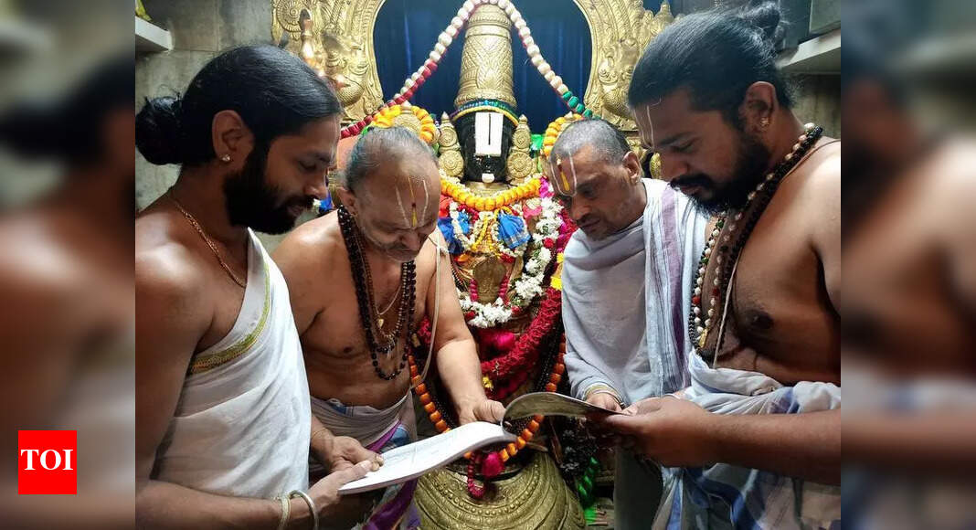 Karnataka Committee Proposes Priest Training, Crowd Control Force