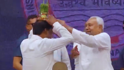  Nitish Kumar’s quirky gesture at Patna event sparks laughter, stir