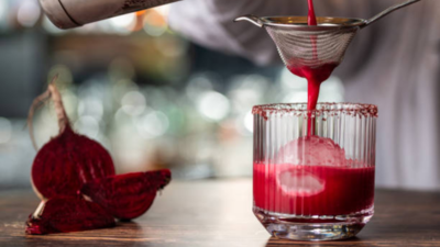 How to make fresh beetroot juice at home (with or without a juicer)