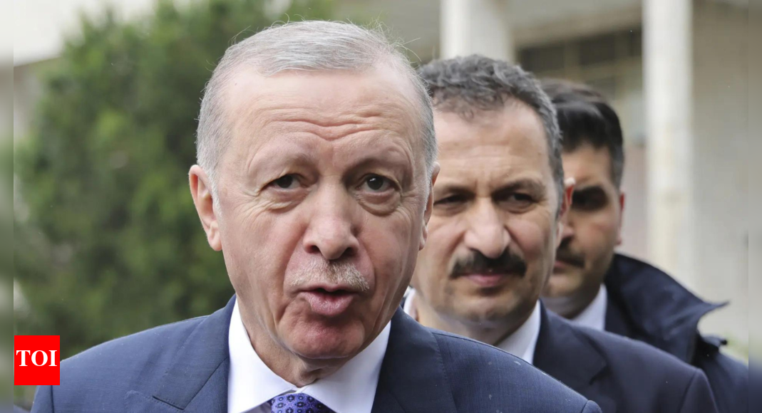 Erdogan Appoints Experts to Draft New Turkish Constitution