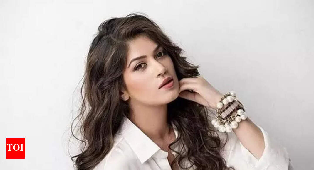 Actress Bandagi Kalra Reacts to House Robbery Incident