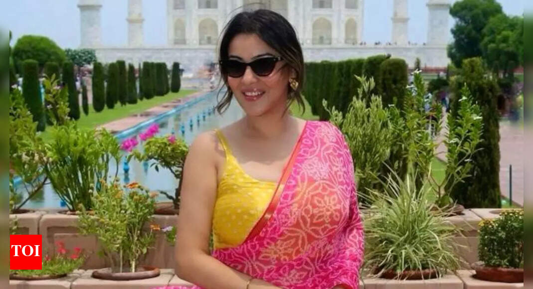 Yamini Malhotra Visits Taj Mahal, Shares Experience