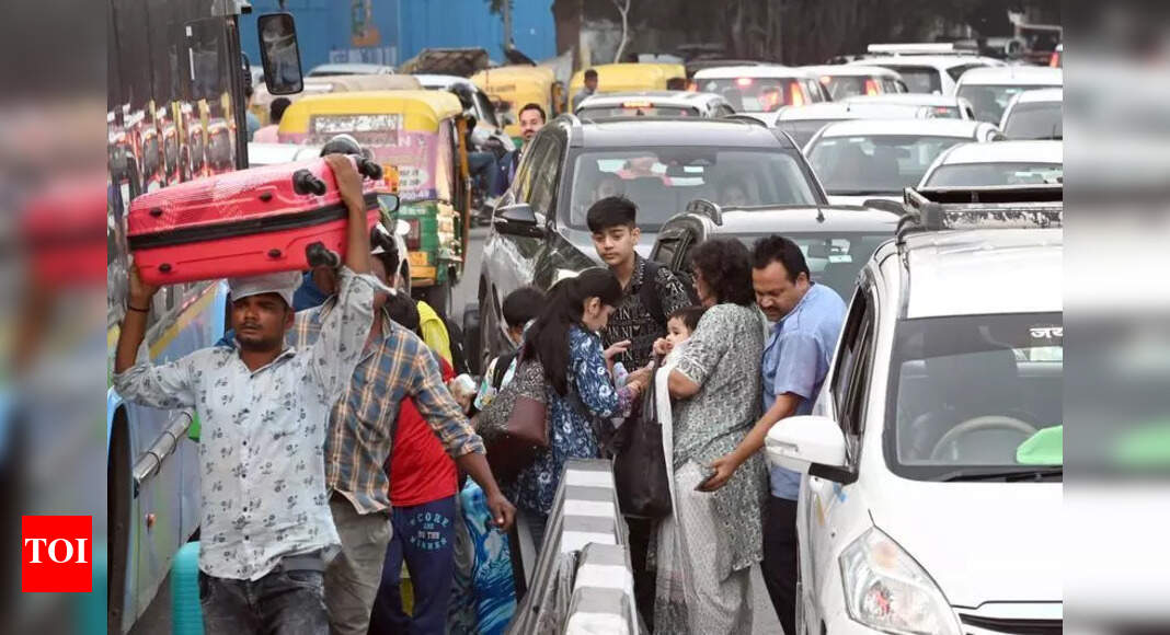 New Delhi Train Station: Traffic Congestion Causes Delays and Issues
