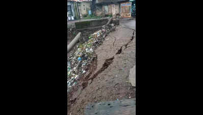 Retaining wall of a well collapses in Kolhapur’s Ingali village, surrounding houses & mosque at risk