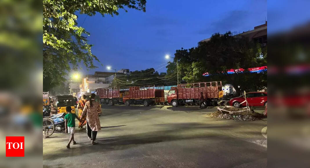 Pune Commuters Frustrated by Cabs and Autos Obstructing Road
