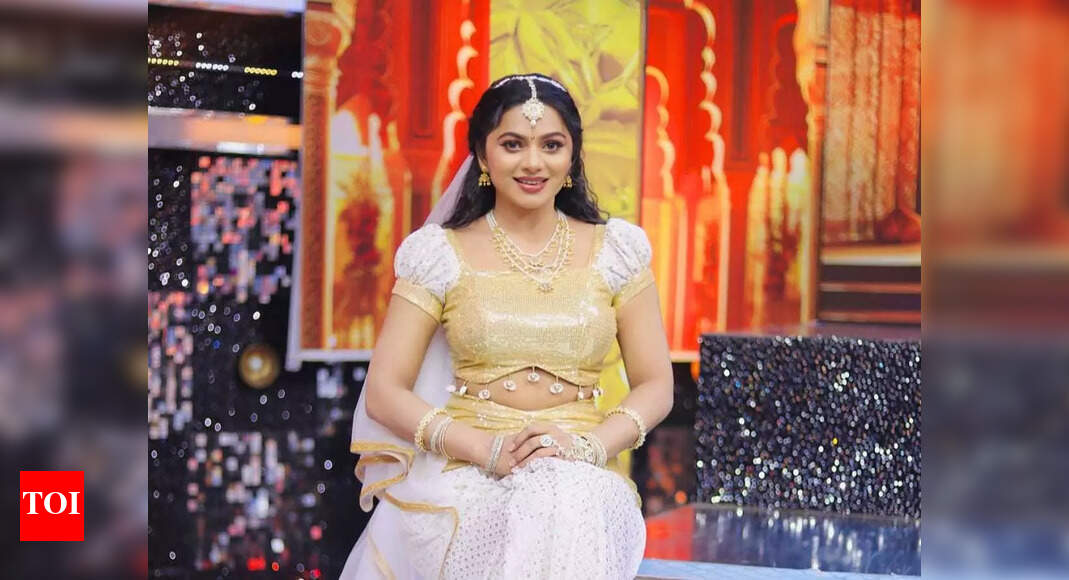 Aadukalam Actress Delna Davis's Pre-TV Role in Kurangu Bommai