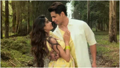  Sidharth Malhotra and Janhvi Kapoor spark romance in their upcoming rom-com - WATCH