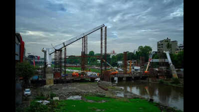 Maha Metro’s FOB work near Baba Bhide bridge in Deccan to continue ...