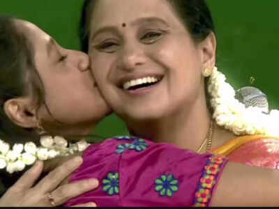  Actress Devayani’s daughter Iniya shines in blindfold audition