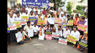 BJP protests closure of Janaushadhi Kendras in Mysuru