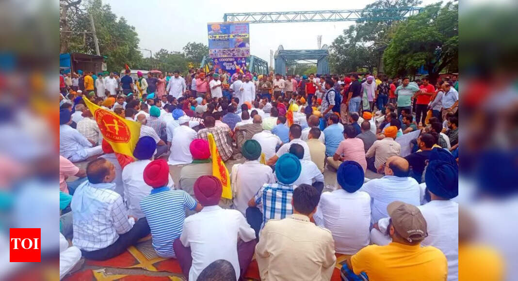 Samana Families Protest for Action in Deadly School Bus Crash