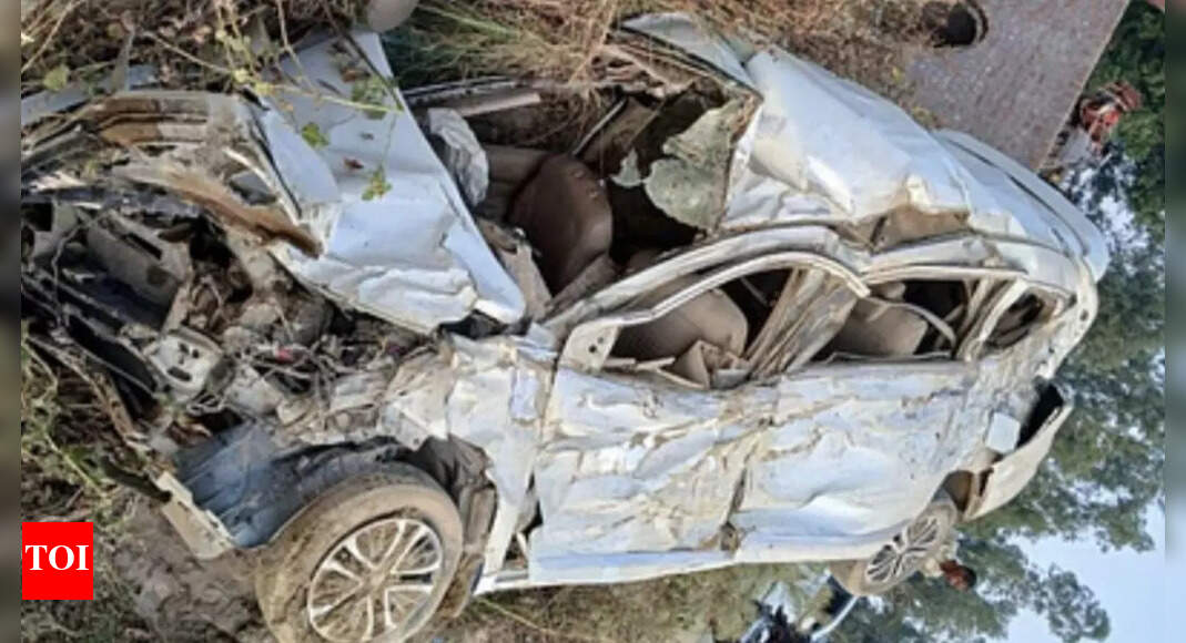 6 dead, 5 injured as car carrying wedding guests overturns in UP's Hardoi