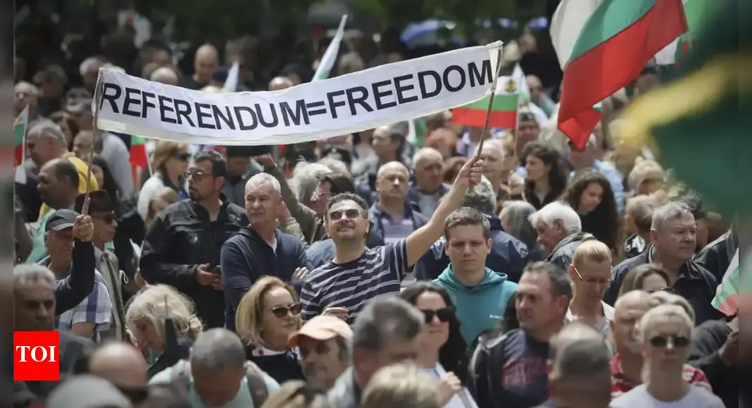 Bulgarian nationalists protest government plans to adopt the euro currency