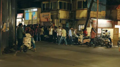 4 MPSC aspirants among 12 injured as drunk man sans licence on wheel crashes car into tea stall in Pune