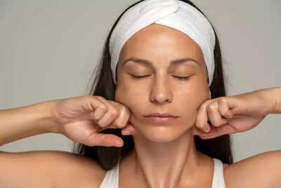 The right way to massage your face to get rid of the double chin