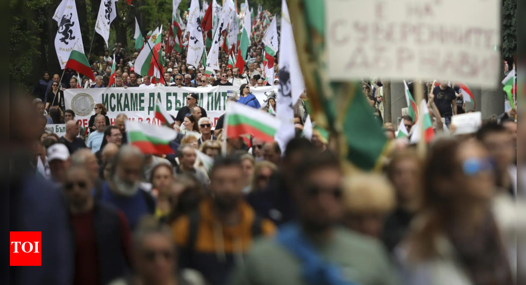 Bulgarian nationalists march against euro currency adoption